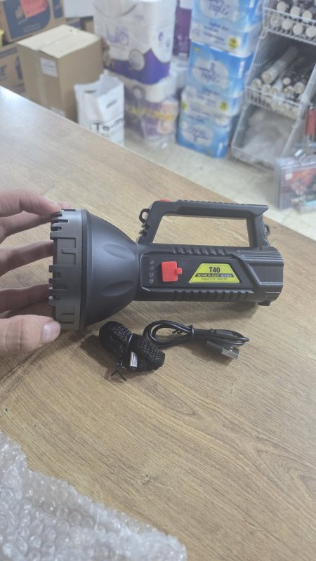 كشاف مع مقبض